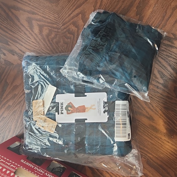 VS PINK POLAR FLEECE ROBE/FLANNEL BOXY PAJAMA SHORTS BUNDLE